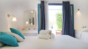 Studio, 1 Bedroom | In-room safe, desk, free WiFi