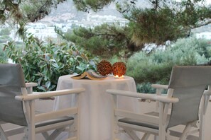 Outdoor dining - Nissiotiko Hotel (Paros)