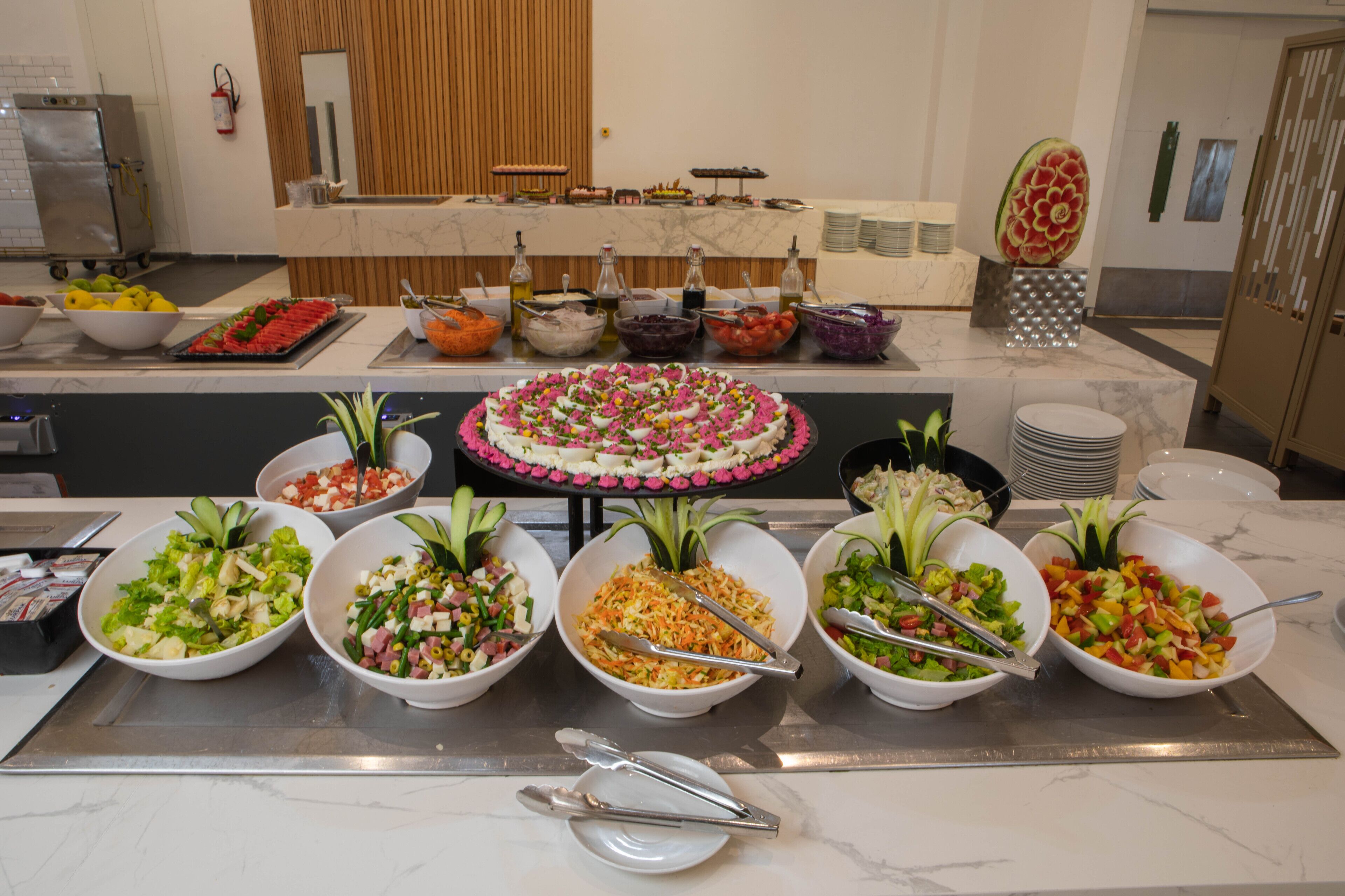 Een buffet met diverse gerechten en een decoratief middelpunt.