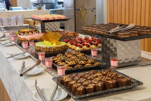 4 restaurantes; se sirven desayunos, comidas y cenas