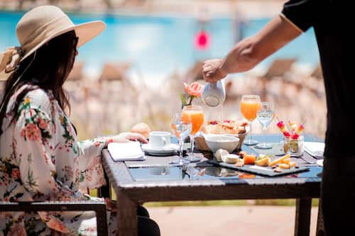 4 restaurants; breakfast, lunch and dinner served