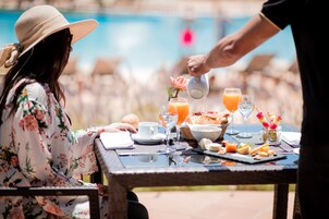 4 间餐厅，供应早餐、午餐和晚餐，地中海菜