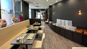 A restaurant interior with booths, tables, and a counter. - APA Hotel Ikebukuro Eki Kitaguchi (Tokyo)