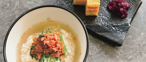 Daily cooked-to-order breakfast (JPY 1500 per person)