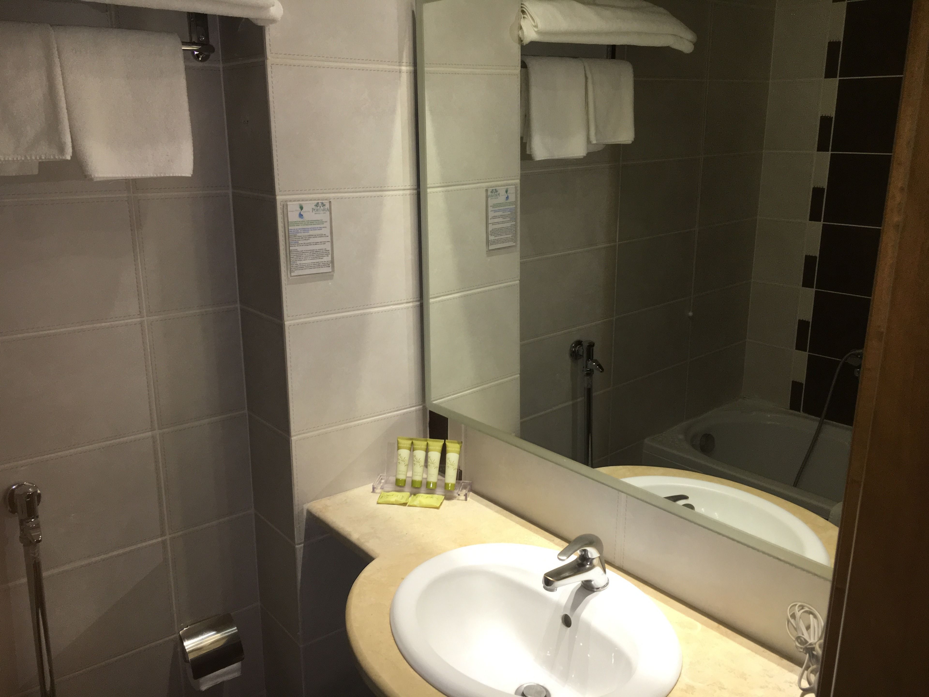 Un baño con lavabo, espejo y ducha.