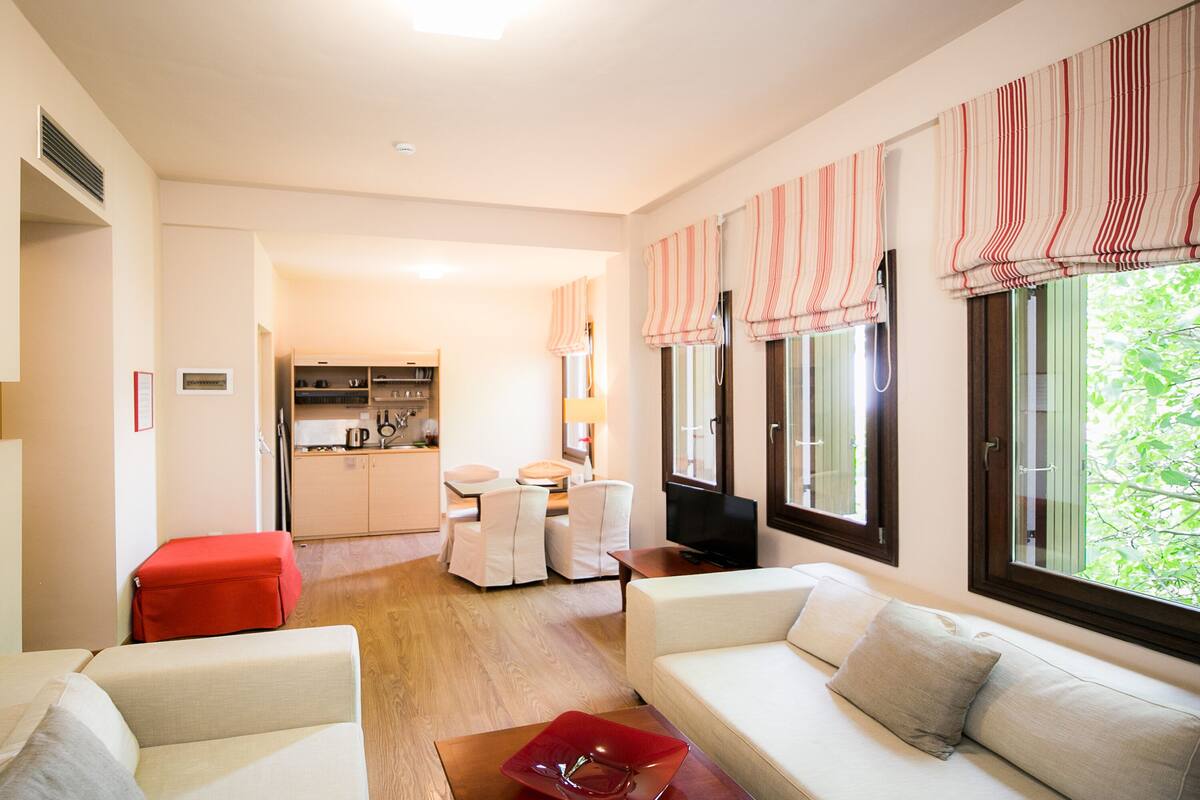 family apartment, 1 bedroom, annex building | living area | 32-inch flat-screen tv with satellite channels, tv, books