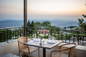 Breakfast, lunch, dinner served; Greek cuisine, garden views - Portaria Hotel (Volos)