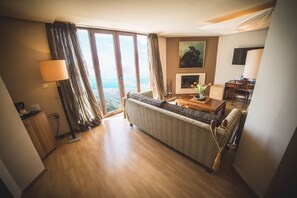 Deluxe Suite, Terrace, Sea View | Living area | 32-inch flat-screen TV with satellite channels, TV, books - Portaria Hotel (Volos)