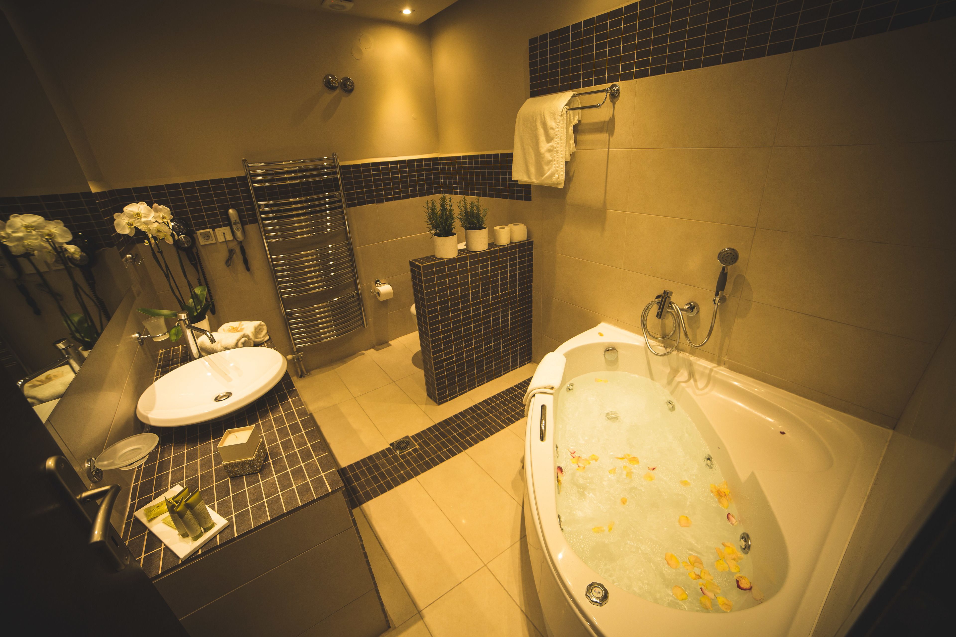 deluxe suite, terrace, sea view | bathroom | combined shower/bathtub, free toiletries, hair dryer, slippers