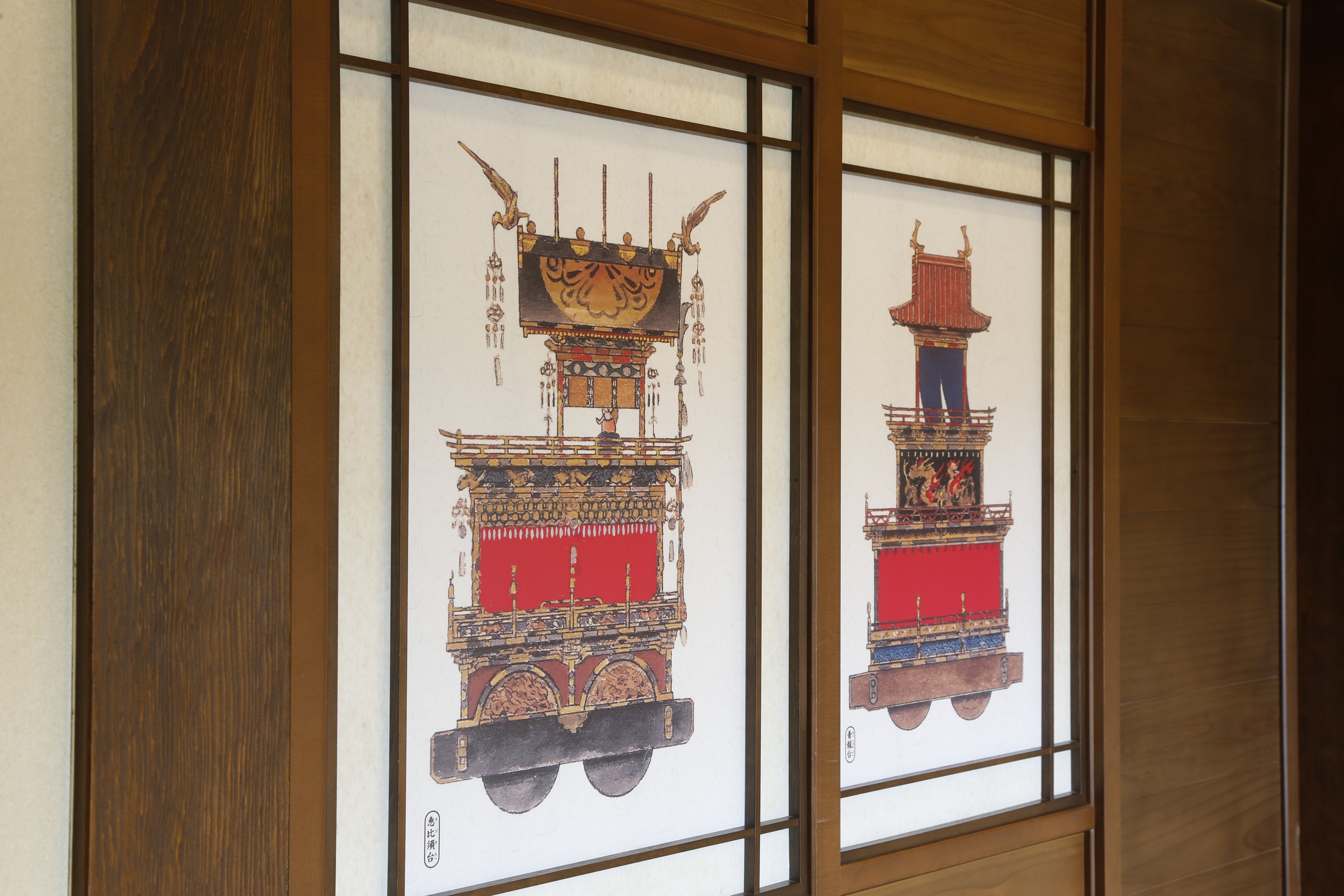 Et traditionelt japansk rum med tatamimåtter og skydedøre.