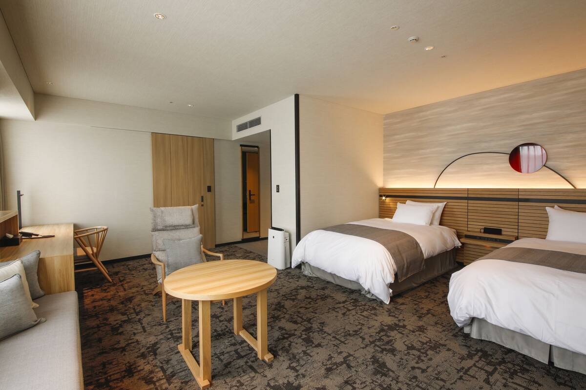 Down comforters, in-room safe, laptop workspace, blackout drapes