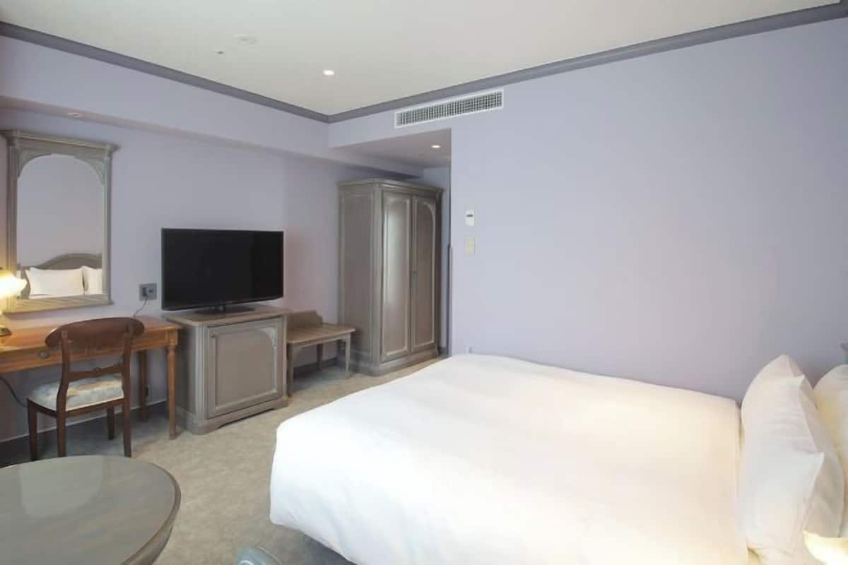 Premium bedding, down duvets, individually furnished, desk