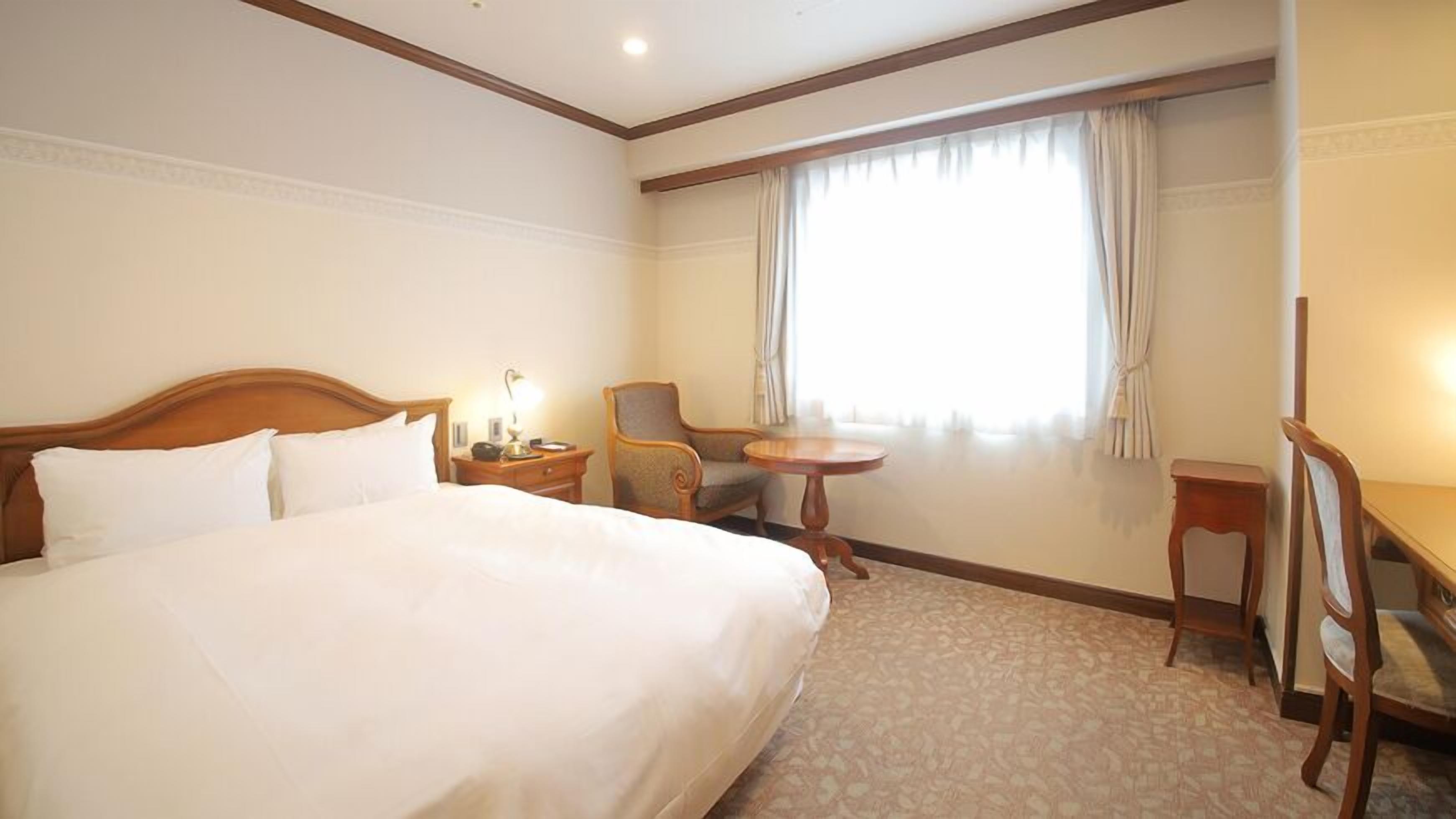 Premium bedding, down comforters, individually furnished, desk