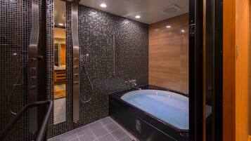 Kombinert dusj/badekar, toalettartikler (inkludert), hårføner og tøfler