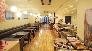 A restaurant with a long counter, seating area, and a buffet. - Hotel Piena Kobe (Kobe)
