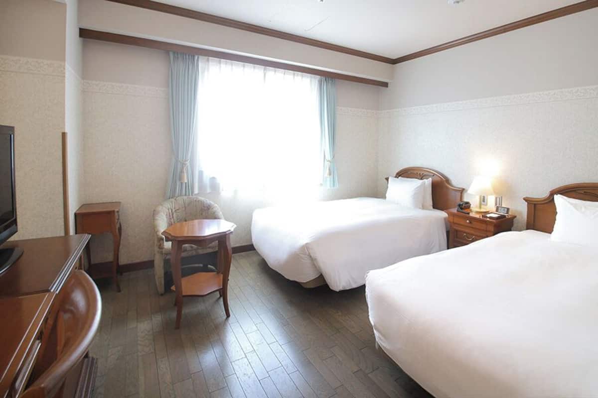 Ropa de cama de alta calidad, cubrecamas y muebles diferentes