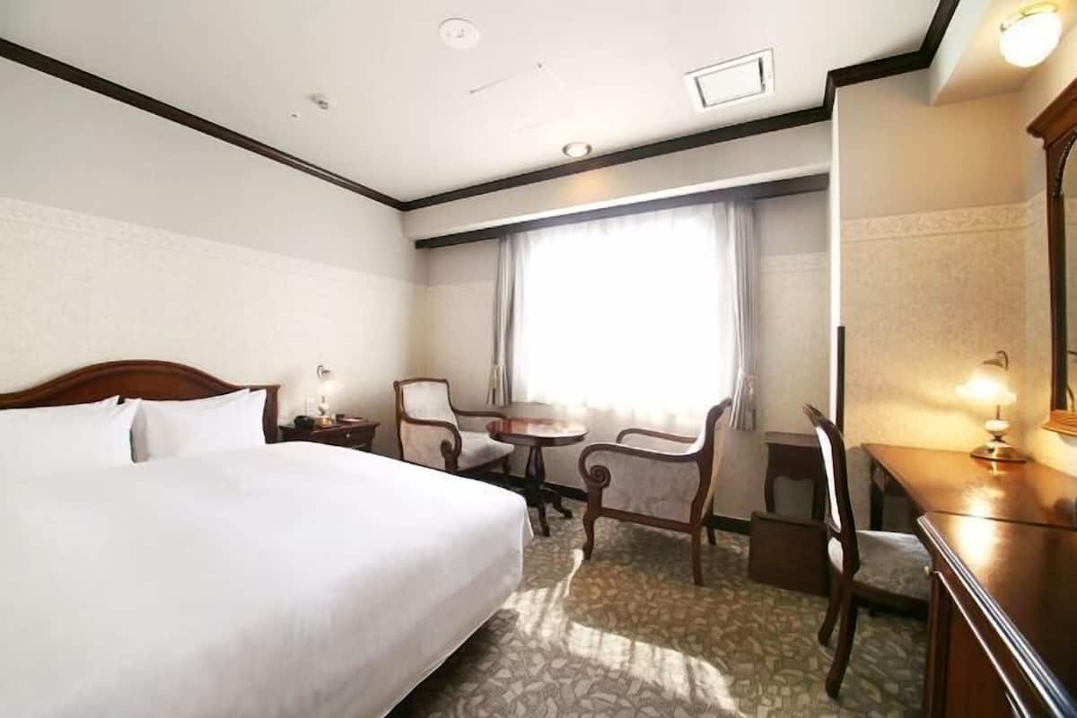 Premium bedding, down duvets, individually furnished, desk