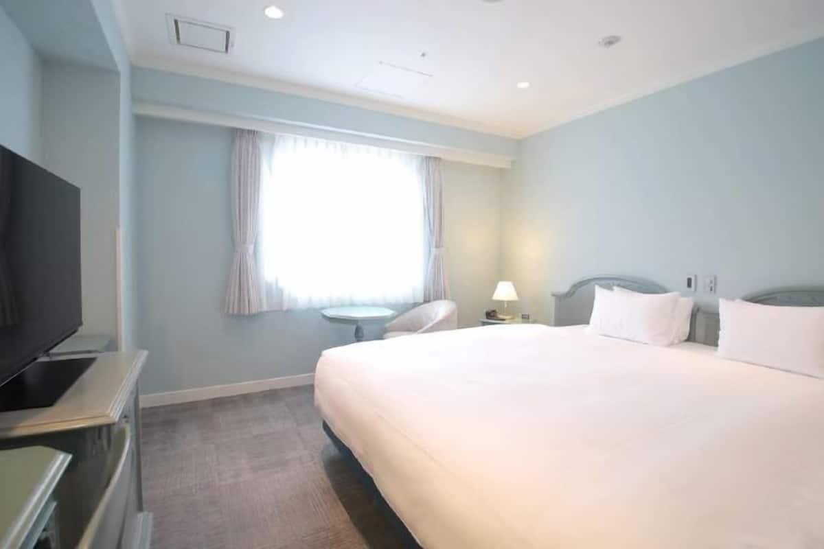 Premium bedding, down duvets, individually furnished, desk