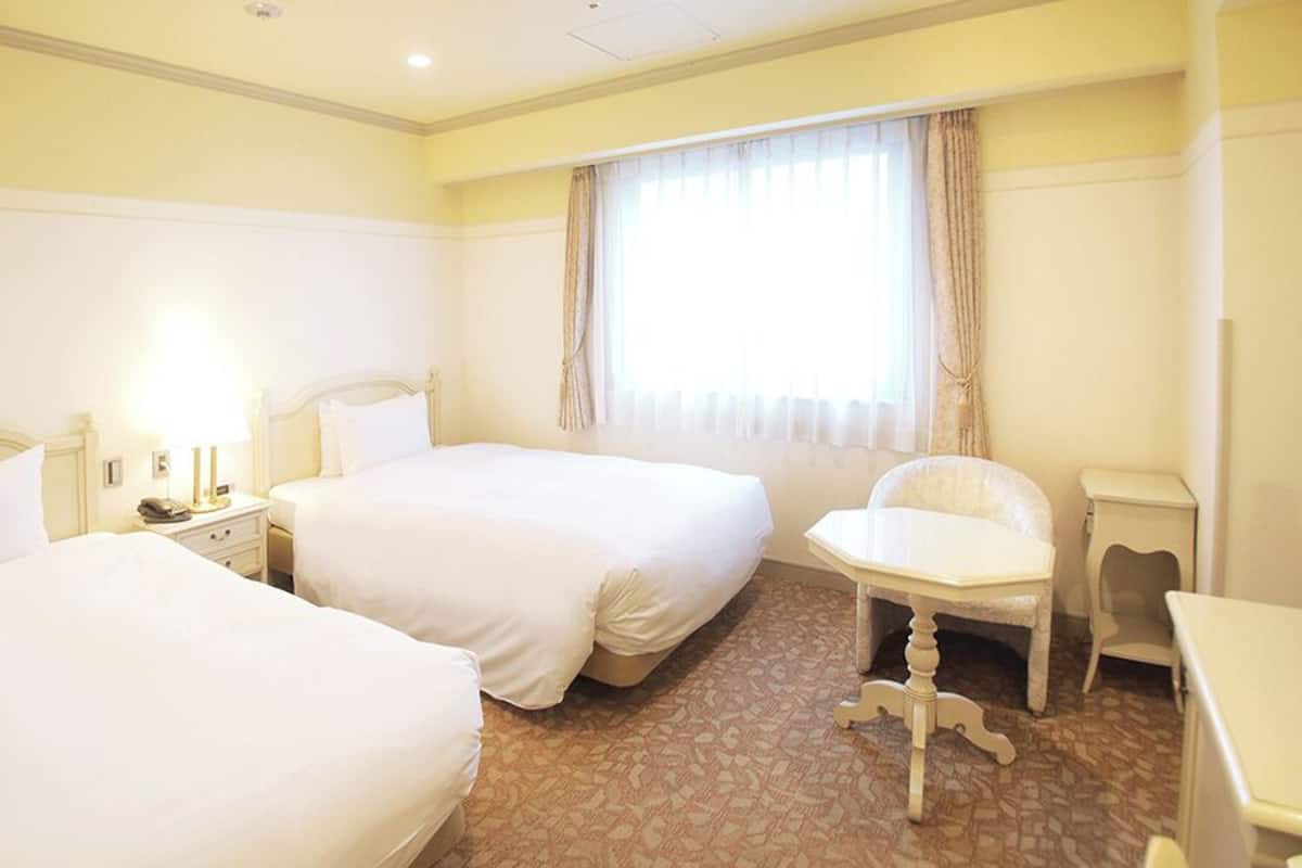 Premium bedding, down comforters, individually furnished, desk