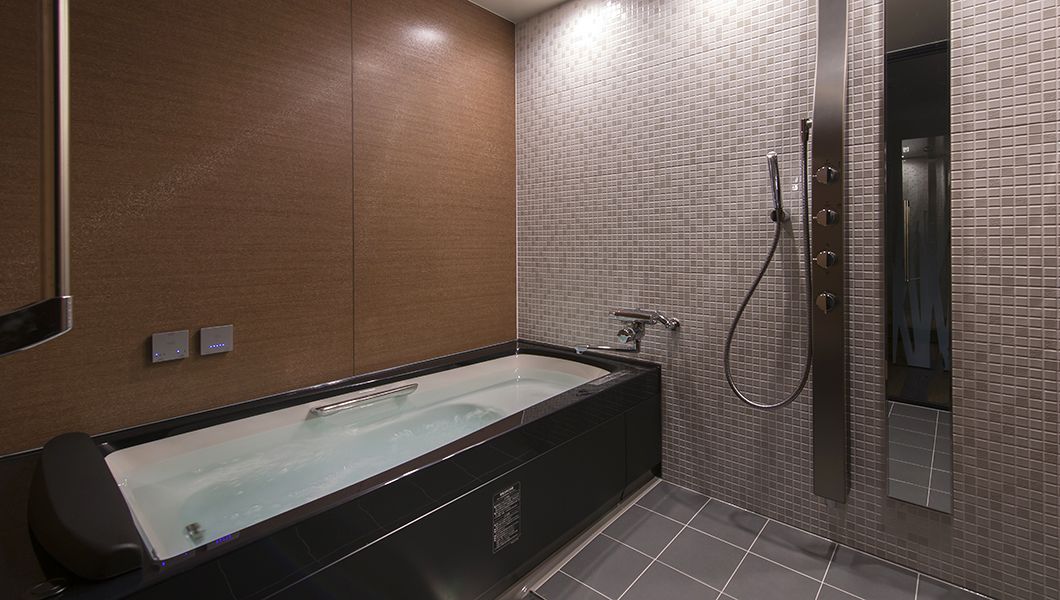 suite double, non smoking | bathroom | combined shower/bathtub, free toiletries, hair dryer, slippers