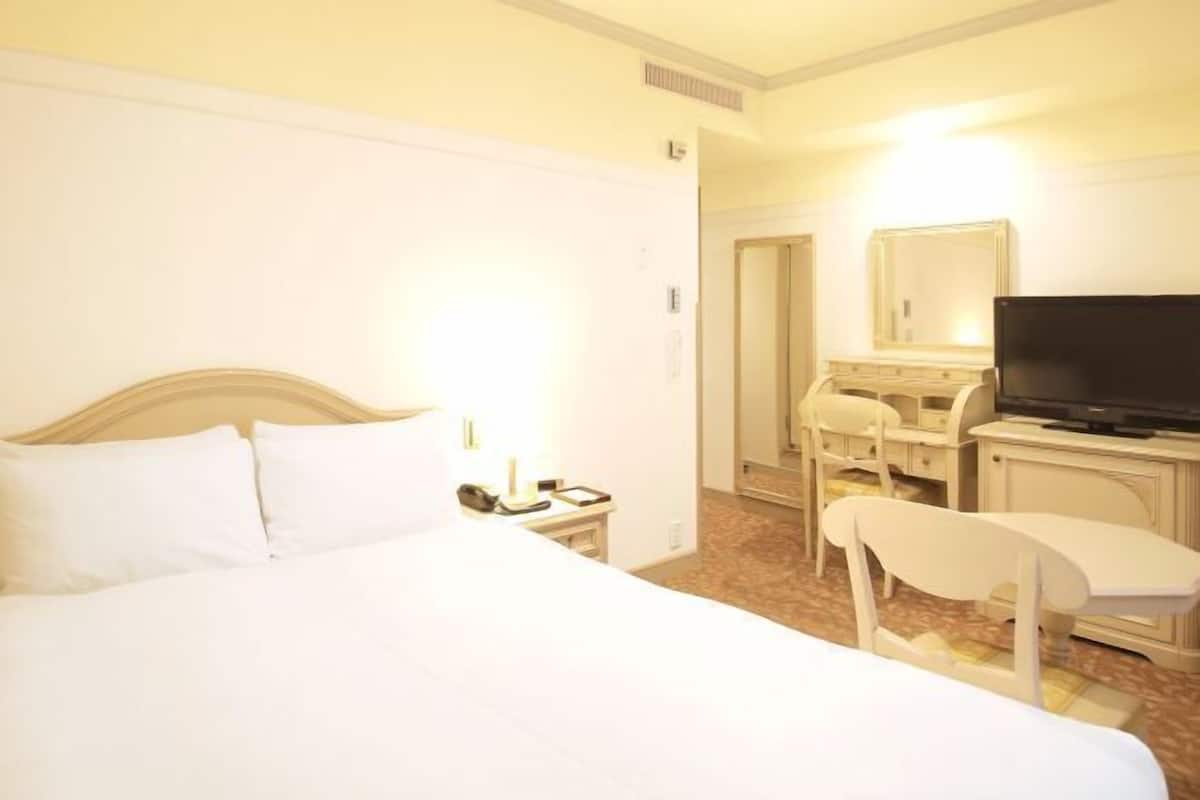 Premium bedding, down duvets, individually furnished, desk