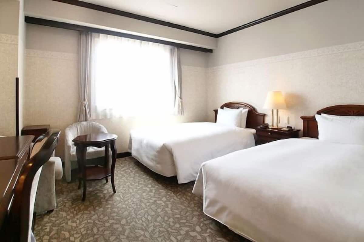 Premium bedding, down duvets, individually furnished, desk