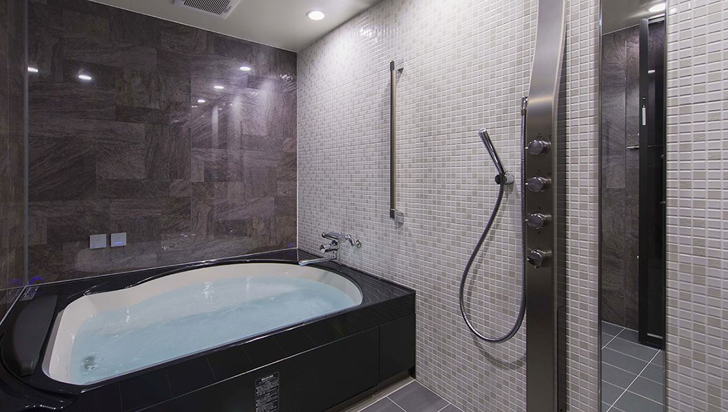 combined shower/bathtub, free toiletries, hair dryer, slippers