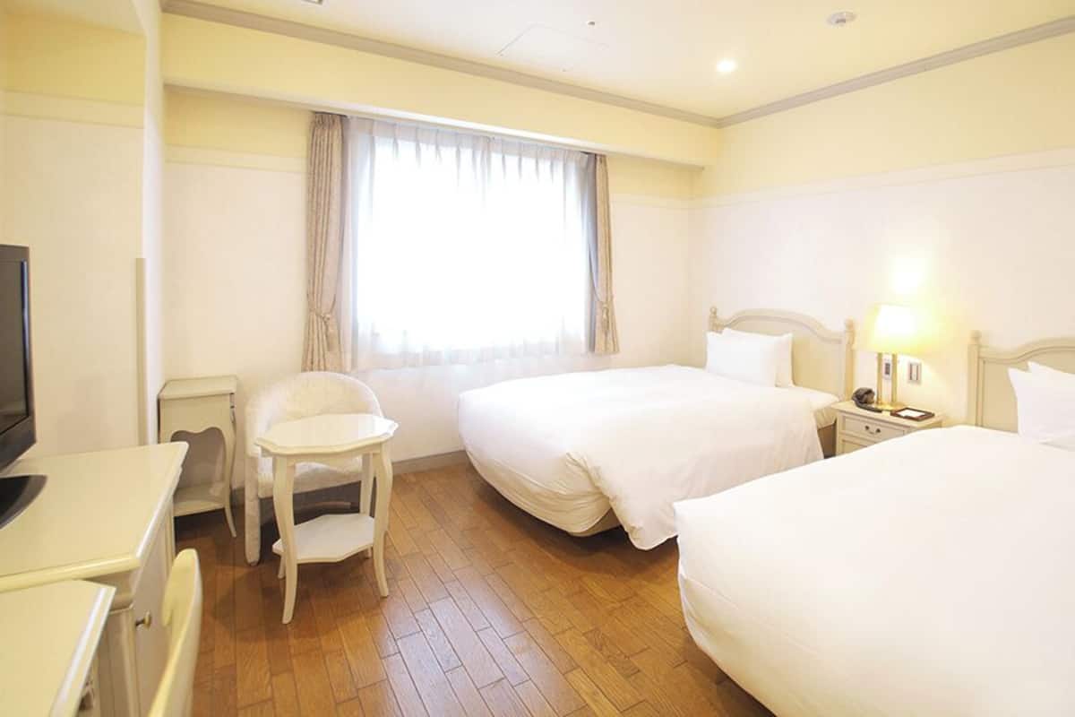 Premium bedding, down duvets, individually furnished, desk