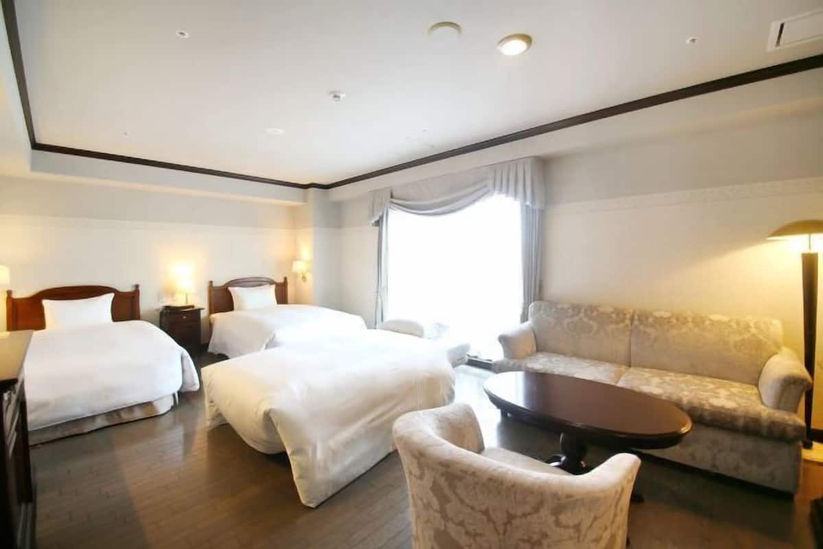 Premium bedding, down duvets, individually furnished, desk