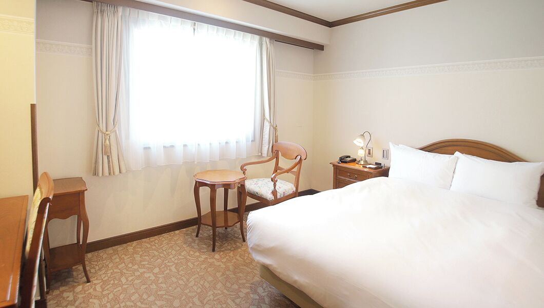 Premium bedding, down comforters, individually furnished, desk