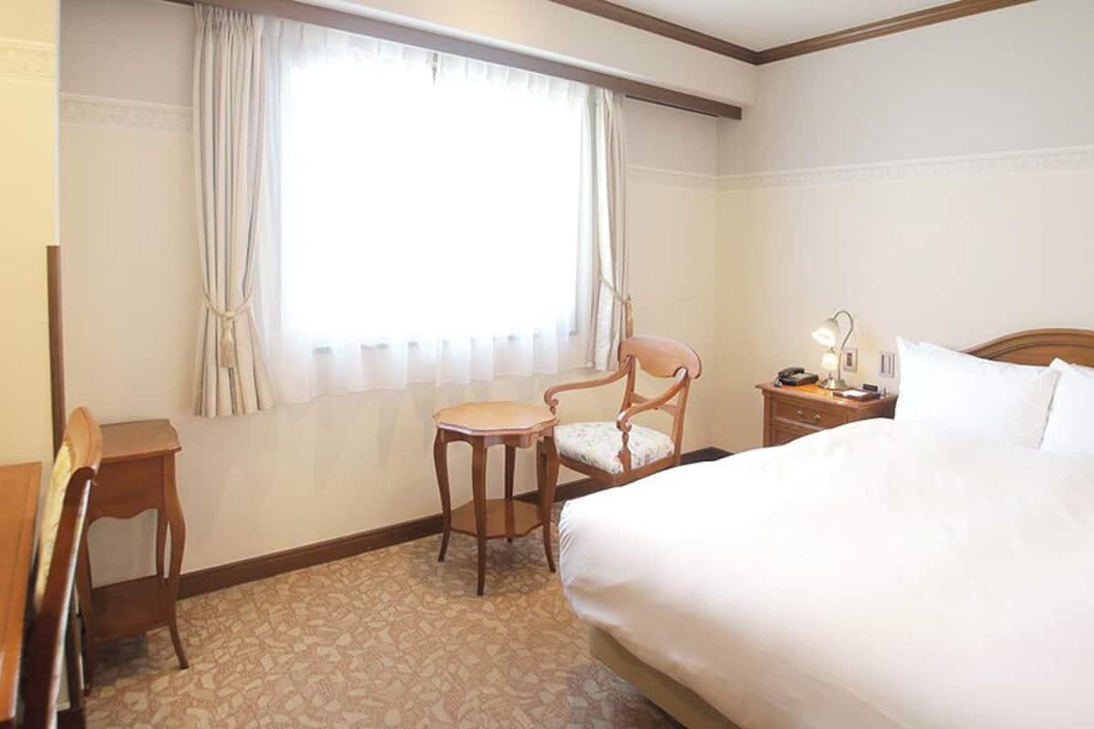 Premium bedding, down comforters, individually furnished, desk