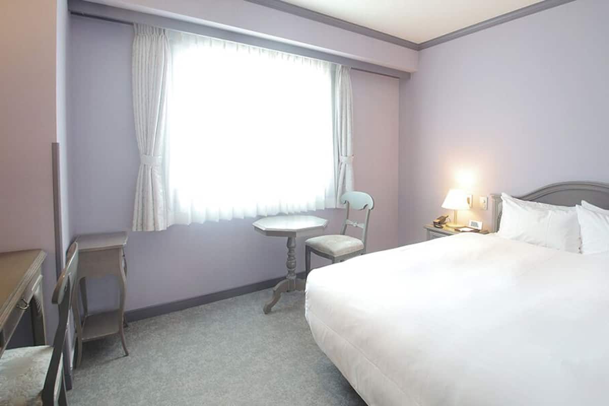 Ropa de cama de alta calidad, cubrecamas y muebles diferentes