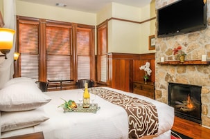Standard Room, 1 King Bed, Non Smoking (Large Room) | Iron/ironing board, free WiFi, bed sheets