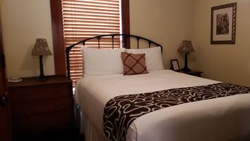 Standard Room, 1 Queen Bed, Non Smoking | Iron/ironing board, free WiFi, bed sheets