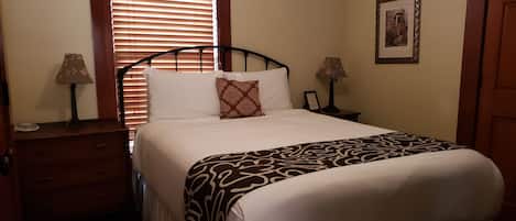 Standard Room, 1 Queen Bed, Non Smoking | Iron/ironing board, free WiFi, bed sheets