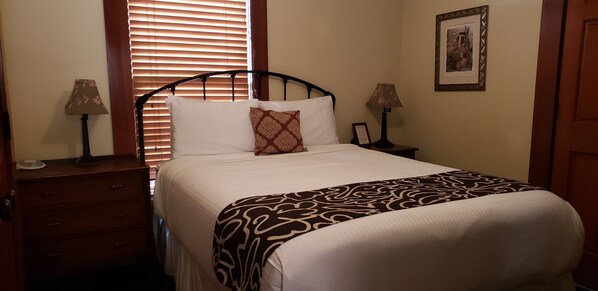 Standard Room, 1 Queen Bed, Non Smoking | Iron/ironing board, free WiFi, bed sheets