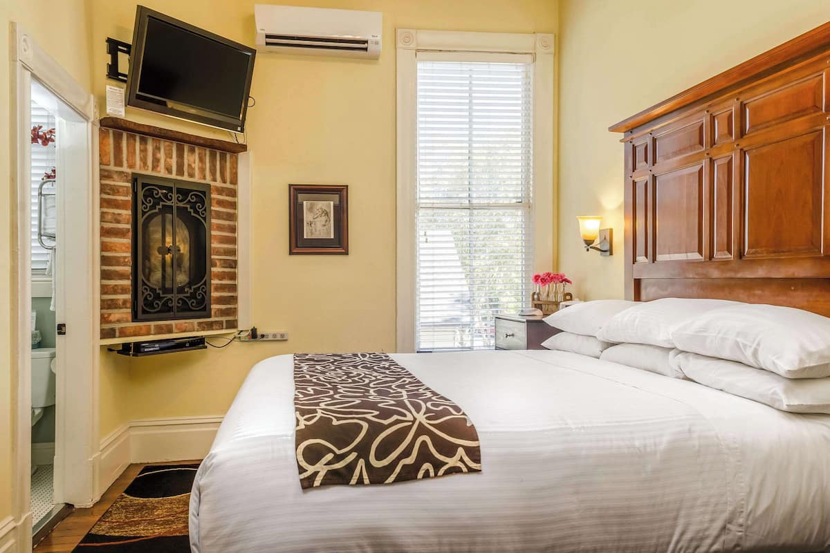 Tabla de planchar con plancha, wifi gratis y ropa de cama