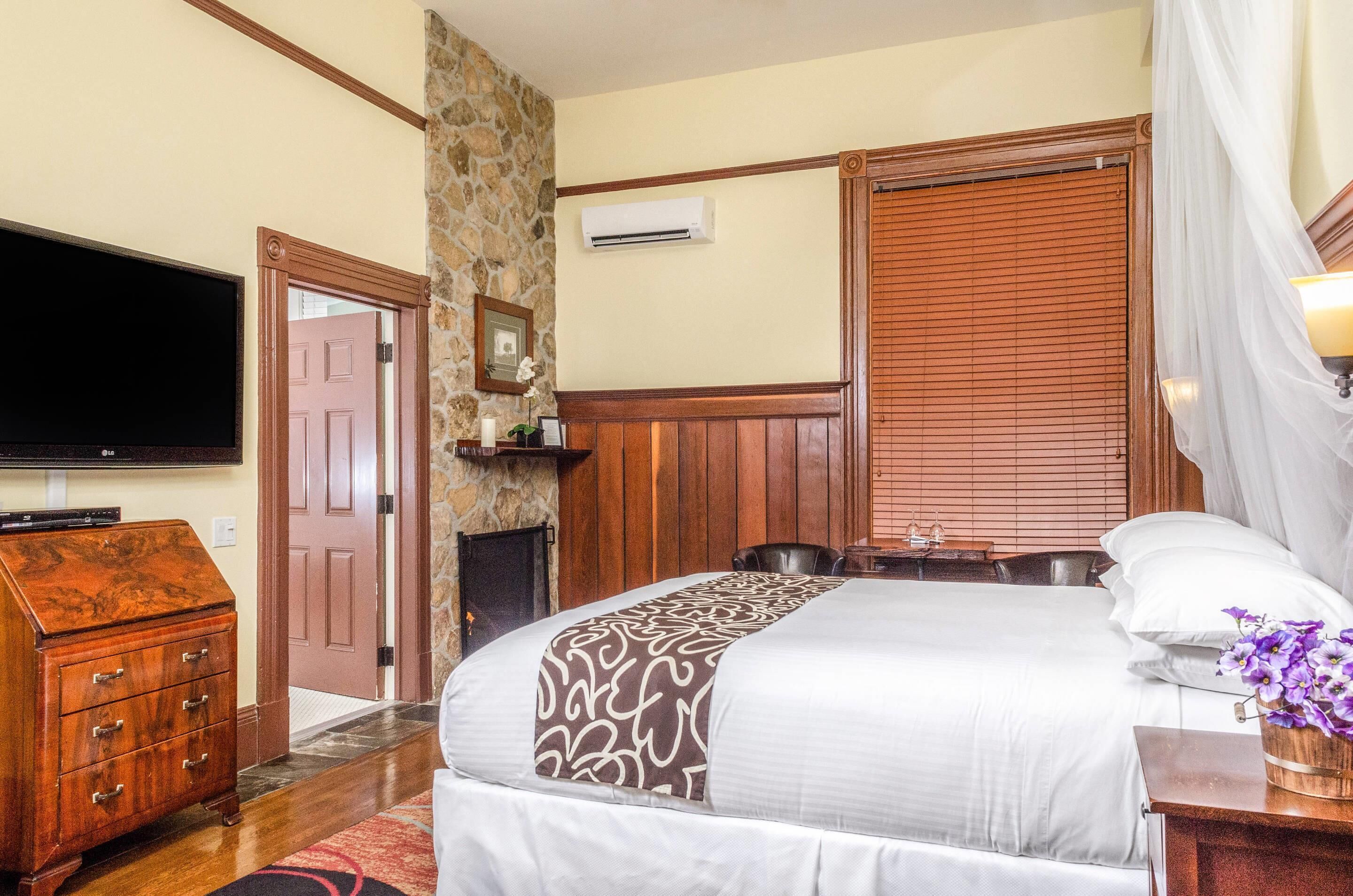 Room, 1 King Bed, Accessible, Non Smoking | Iron/ironing board, free WiFi, bed sheets