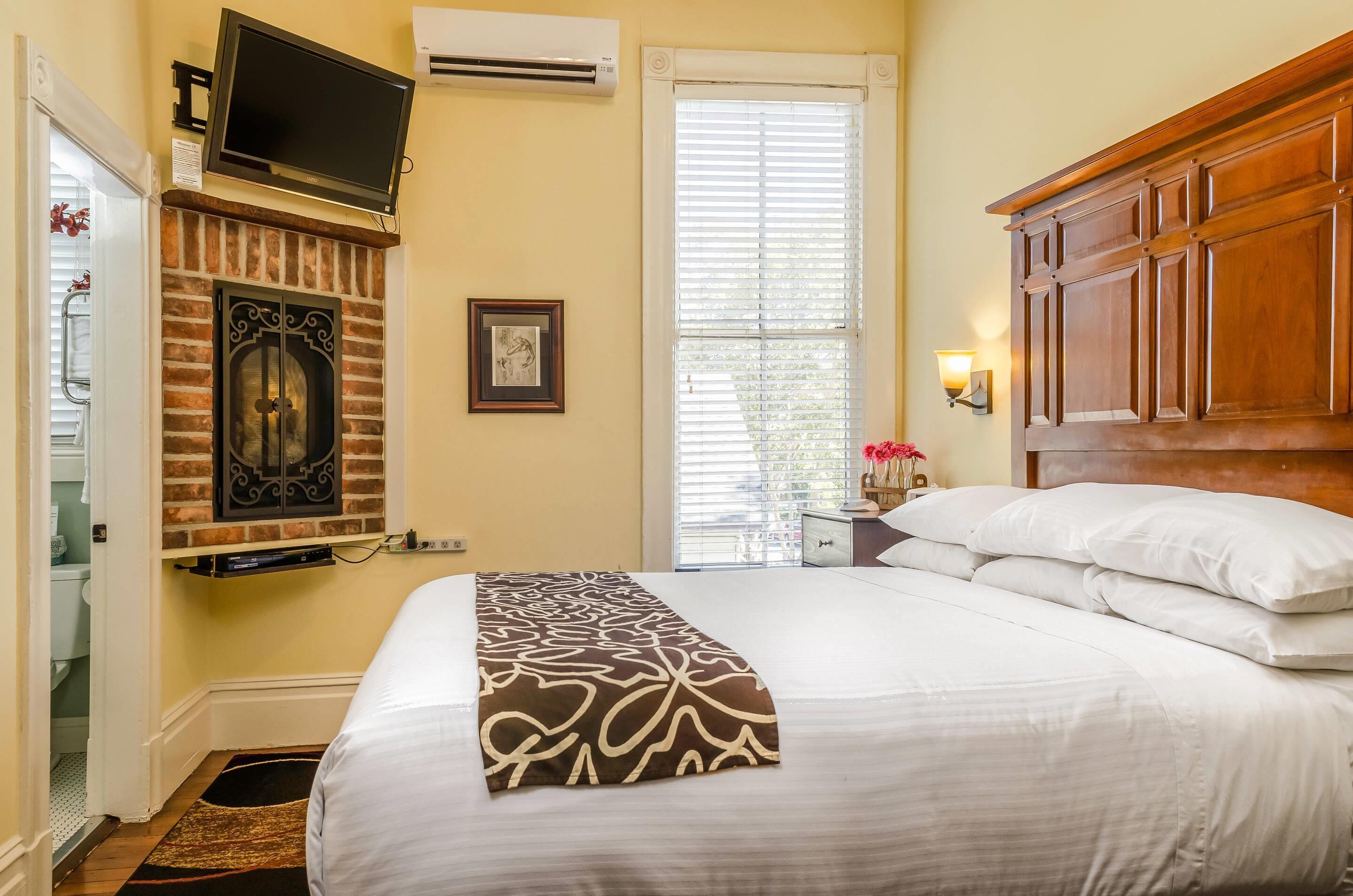 Standard Room, 1 King Bed, Non Smoking | Iron/ironing board, free WiFi, bed sheets