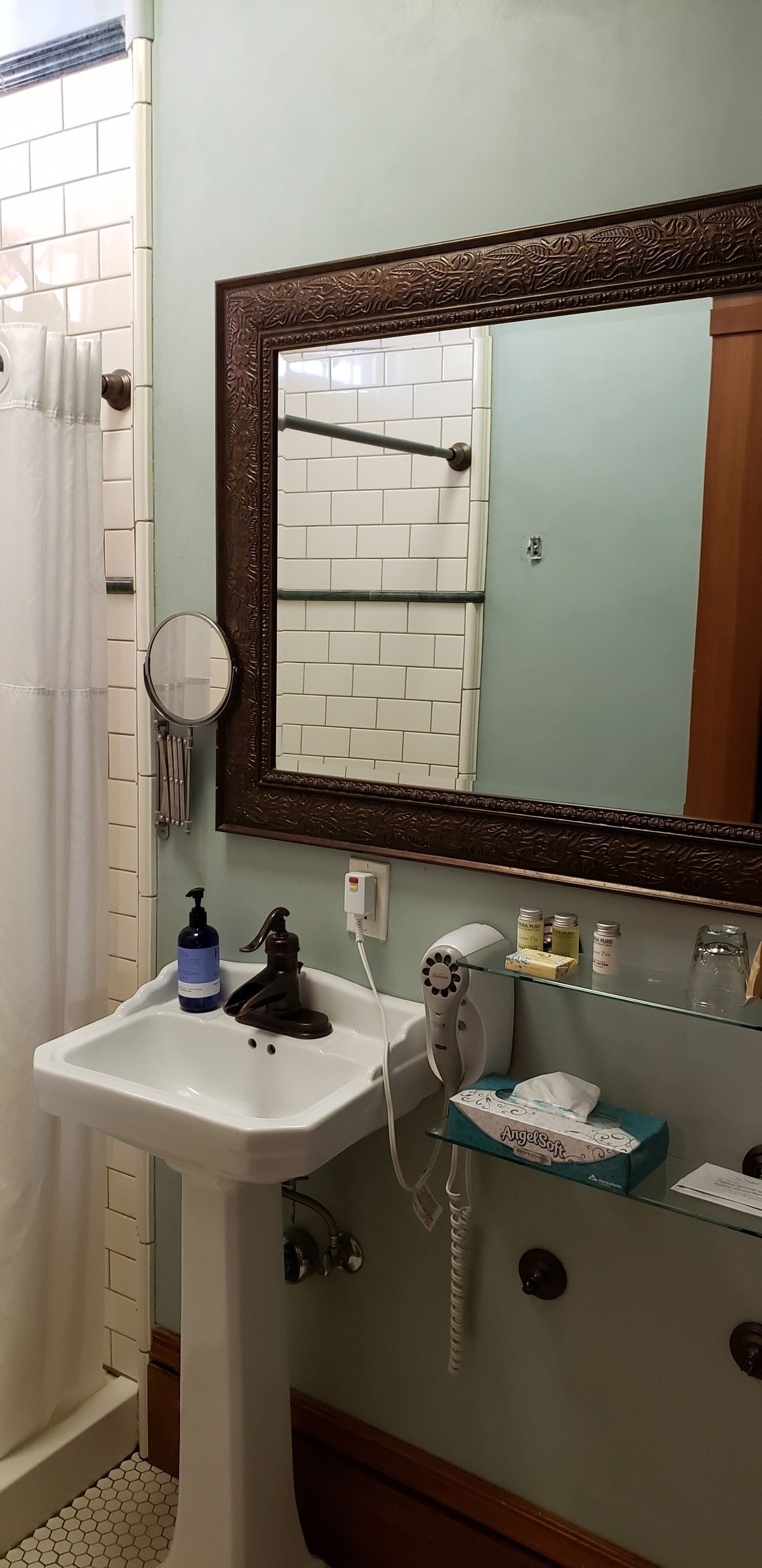 Standard Room, 1 Queen Bed, Non Smoking | Bathroom sink