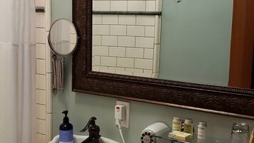 Standard Room, 1 Queen Bed, Non Smoking | Bathroom sink