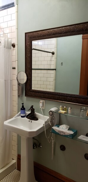 Standard Room, 1 Queen Bed, Non Smoking | Bathroom sink - Hotel Napa Valley, an Ascend Collection Hotel (Napa)