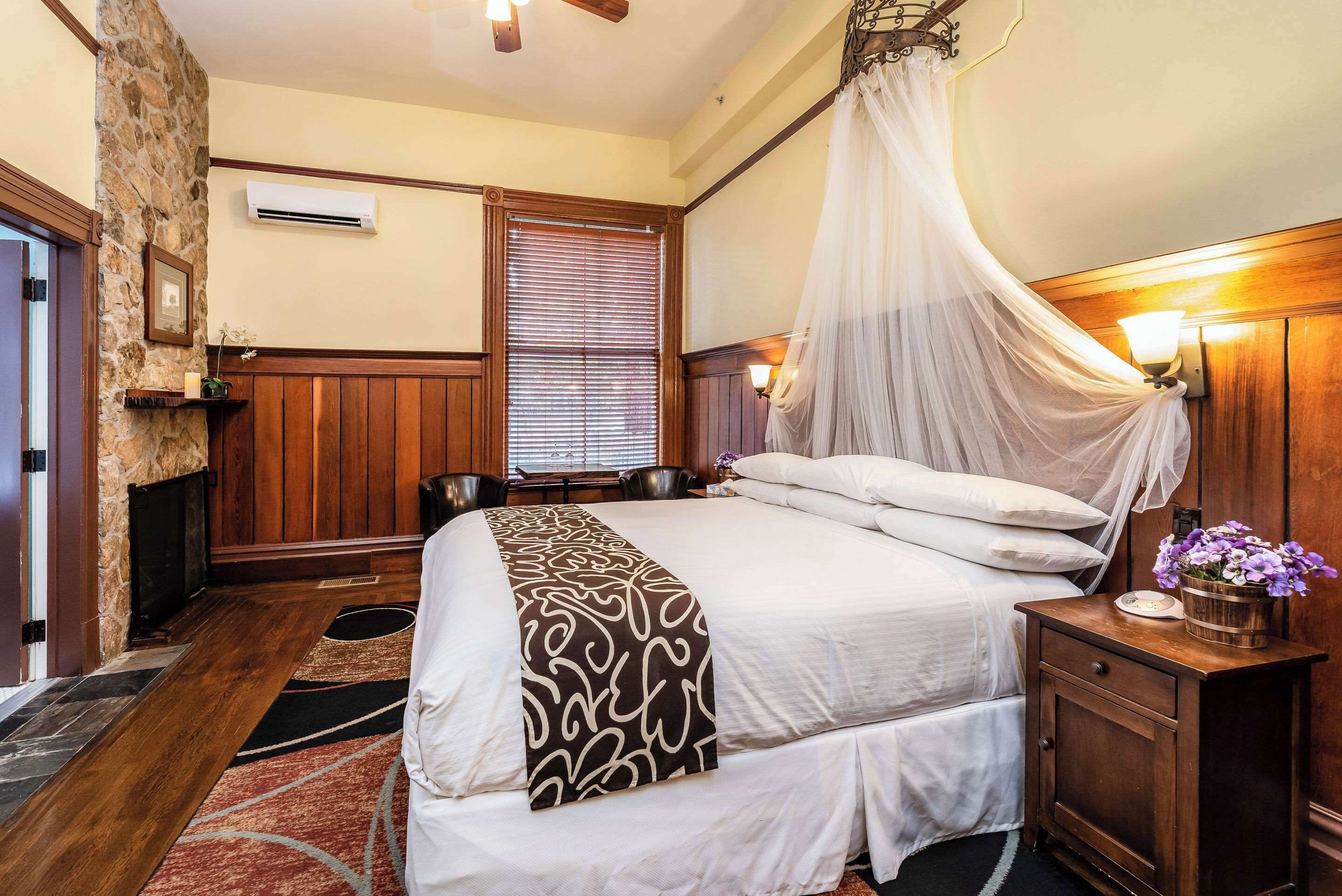 room, 1 king bed, accessible, non smoking | iron/ironing board, free wifi, bed sheets