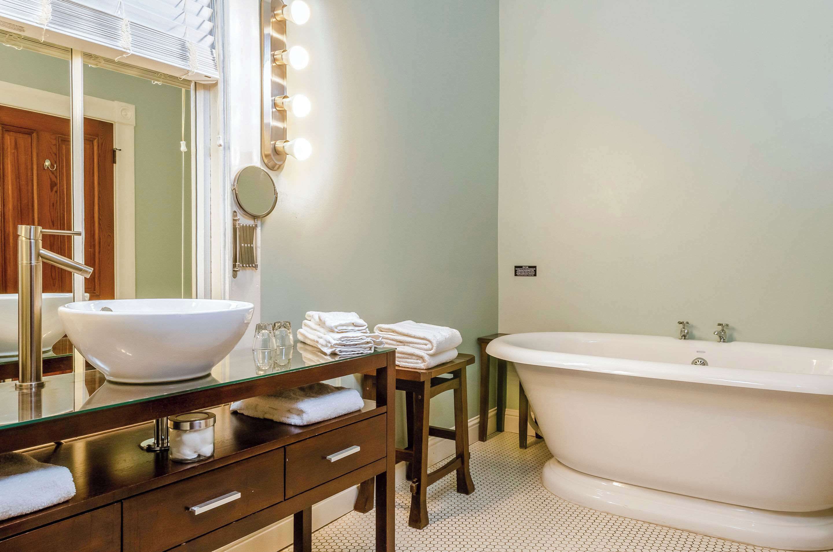 standard room, 1 king bed, non smoking (large room) | iron/ironing board, free wifi, bed sheets