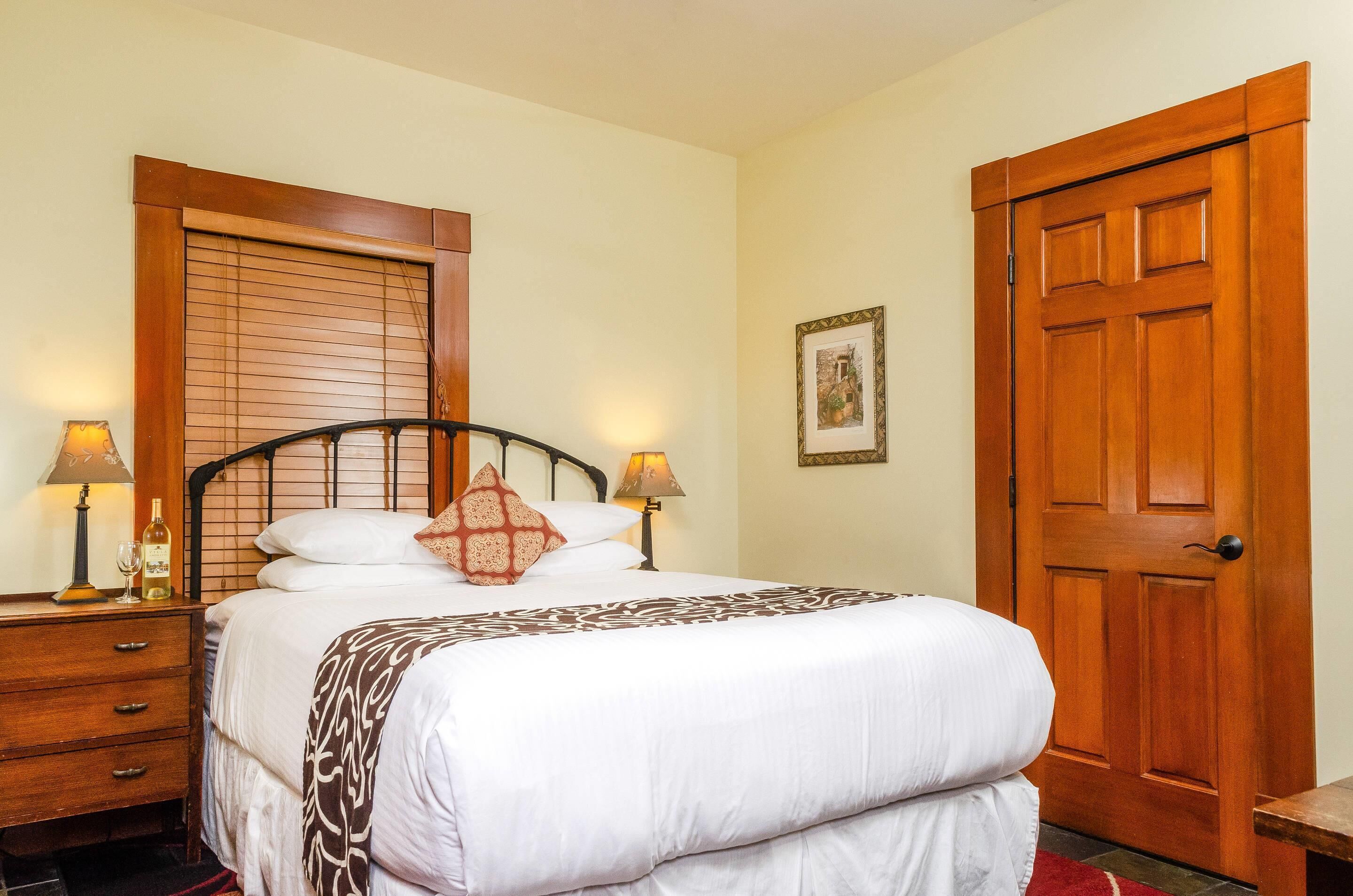 Standard Room, 1 Queen Bed, Non Smoking | Iron/ironing board, free WiFi, bed sheets