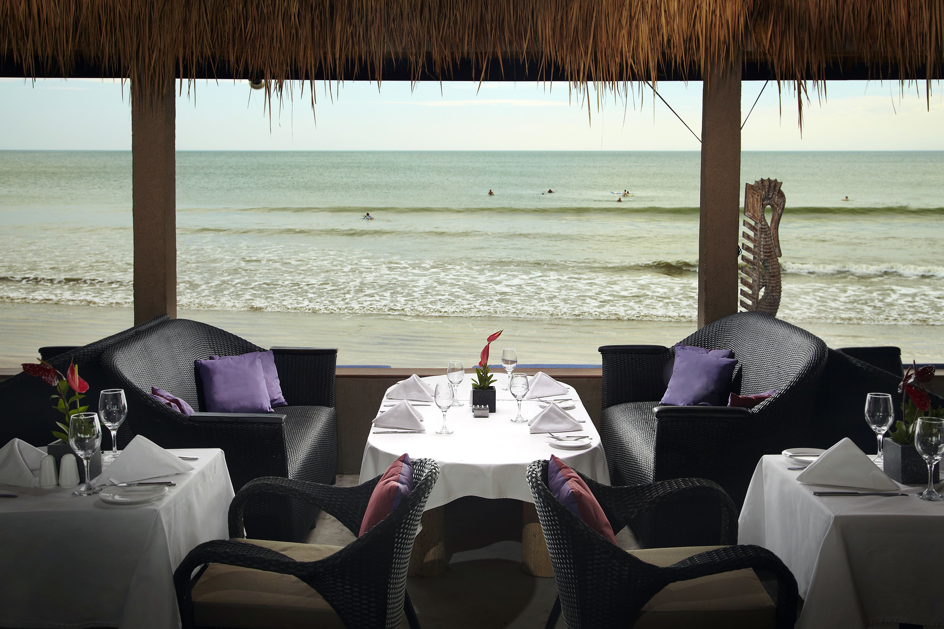 3 間餐廳，供應早餐、午餐和晚餐，國際料理