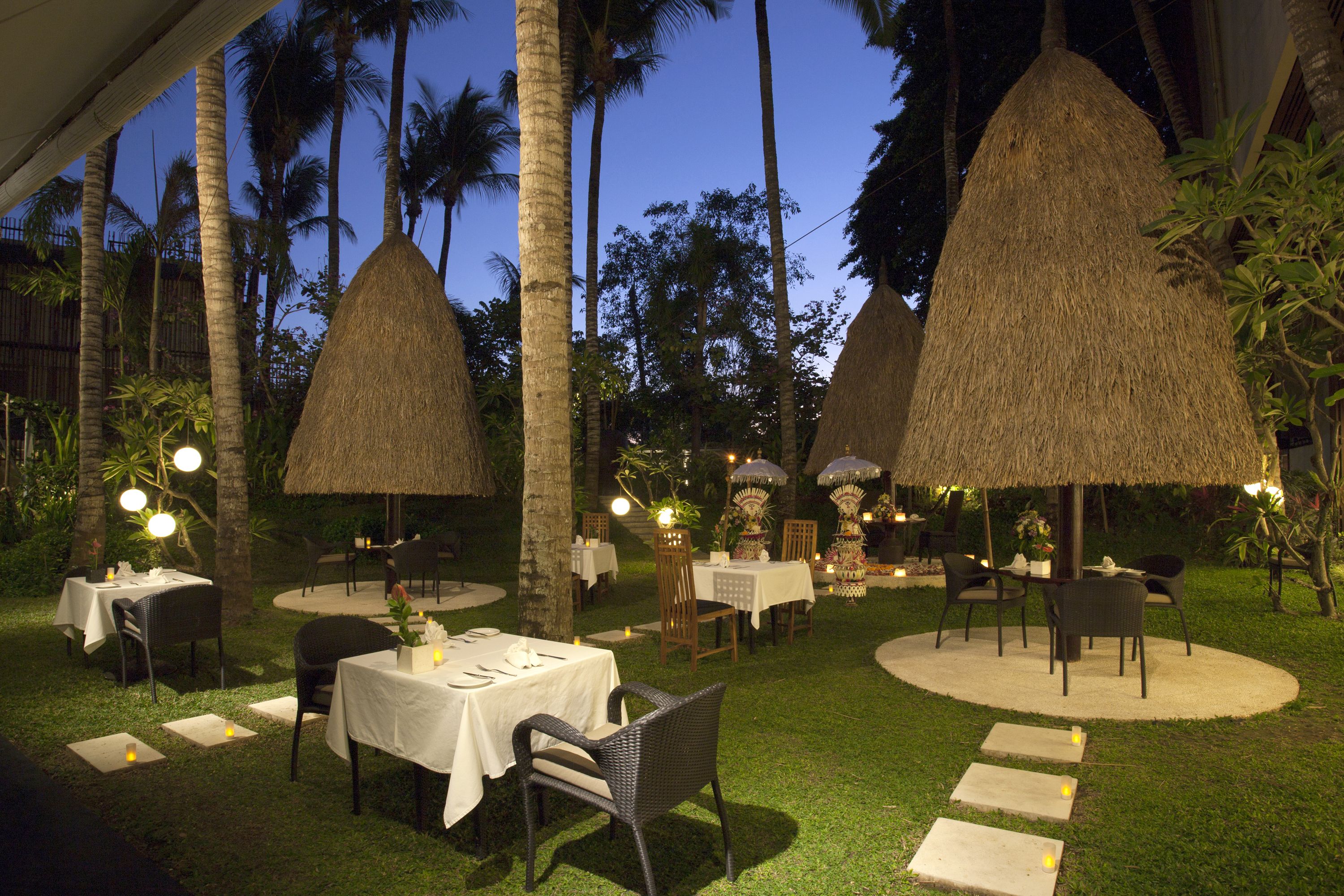 3 restaurants, breakfast, lunch, dinner served; international cuisine