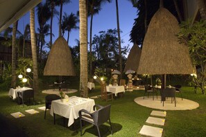 3 restaurants, breakfast, lunch, dinner served; international cuisine