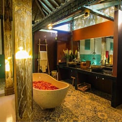 Royal Villa | Salle de bain | Baignoire et douche séparées, douche à « effet pluie »