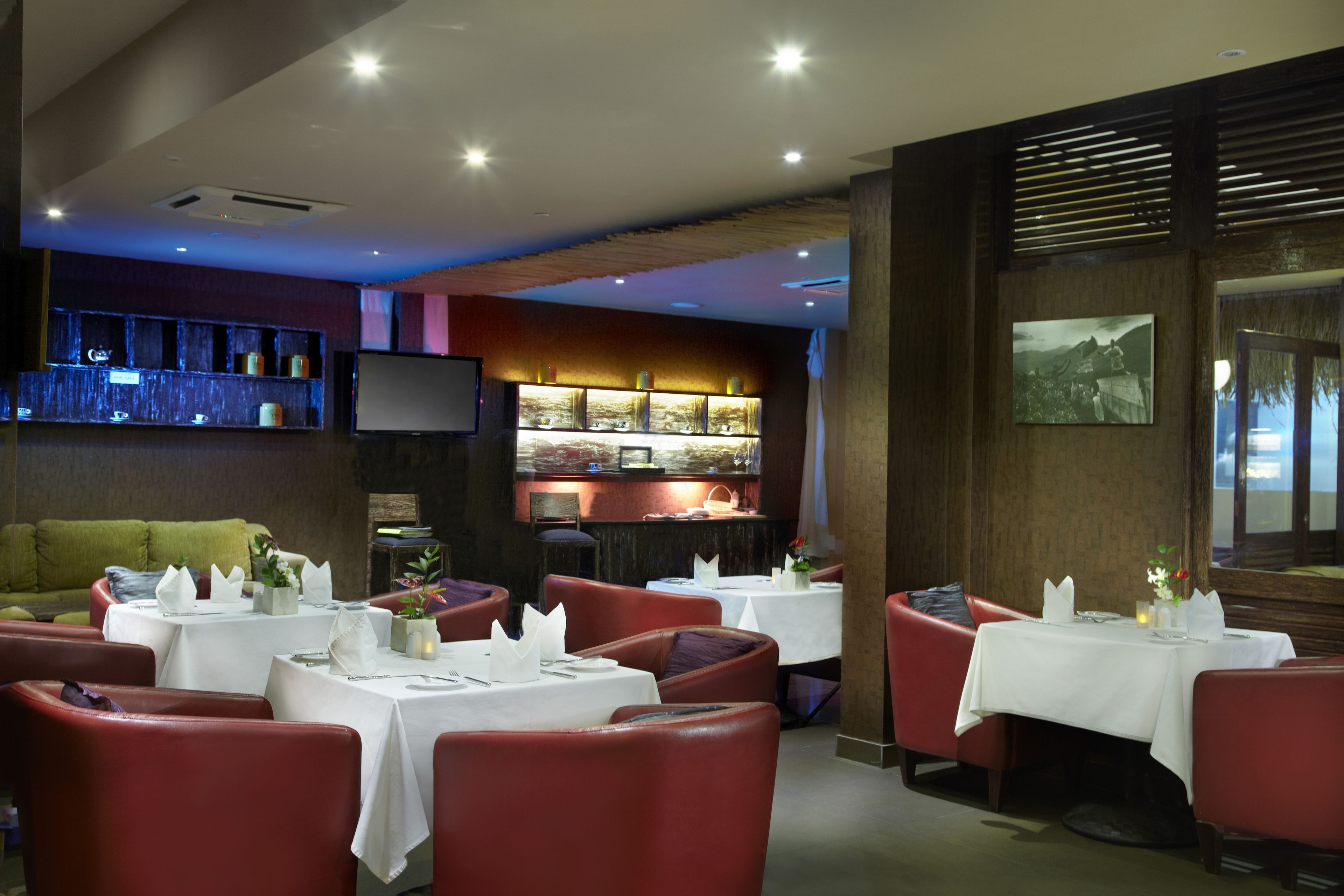 3 restaurants, breakfast, lunch, dinner served; international cuisine